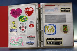 02. Gran lote pegatinas emisoras de radio extranjeras.
