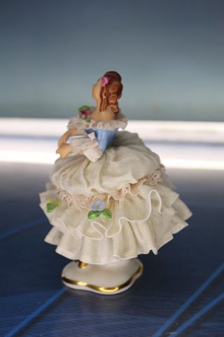 Figura porcelana encaje Dresden.