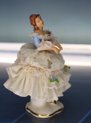 Figura porcelana encaje Dresden.