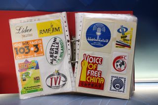 07. Gran lote pegatinas emisoras de radio extranjeras.