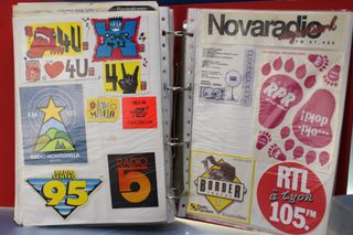 03. Gran lote pegatinas emisoras de radio extranjeras.