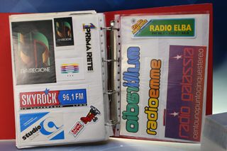 03. Gran lote pegatinas emisoras de radio extranjeras.