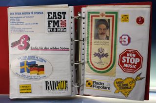 03. Gran lote pegatinas emisoras de radio extranjeras.