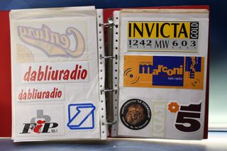 03. Gran lote pegatinas emisoras de radio extranjeras.