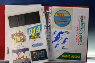 03. Gran lote pegatinas emisoras de radio extranjeras.