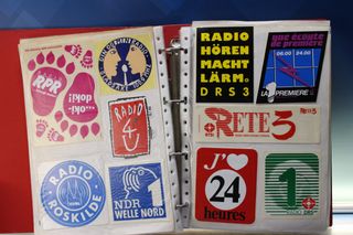 03. Gran lote pegatinas emisoras de radio extranjeras.