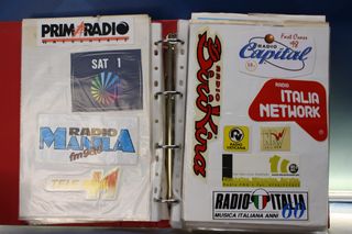 04. Gran lote pegatinas emisoras de radio extranjeras.