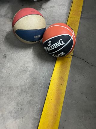 Due Palloni da Basket Spalding e Un Altro