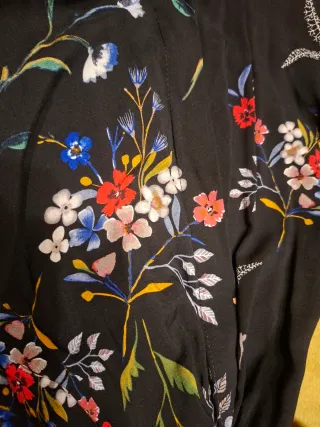 Camisa Stradivarius floral negra