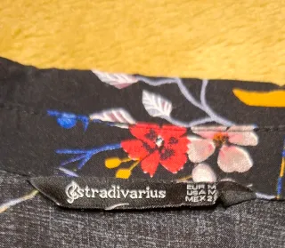 Camisa Stradivarius floral negra