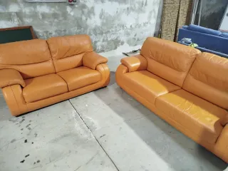 Sofá de piel naranja
