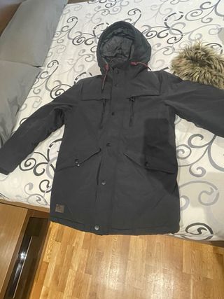 Chaqueta negra con capucha y pelo,algo negociable