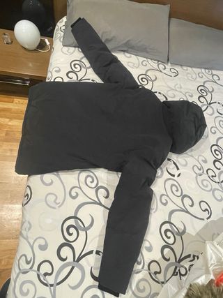 Chaqueta negra con capucha y pelo,algo negociable