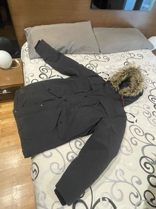 Chaqueta negra con capucha y pelo,algo negociable