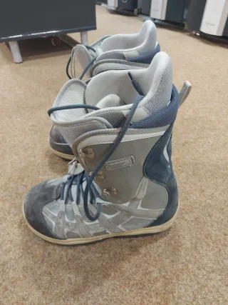 Tavola da snowboard Burton con scarponi e attacchi