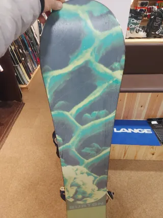 Tavola da snowboard Burton con scarponi e attacchi