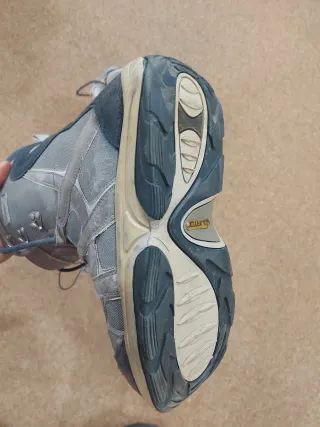 Tavola da snowboard Burton con scarponi e attacchi