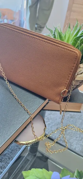 Bolso Cartera Marrón con Asa Dorada