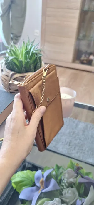 Bolso Cartera Marrón con Asa Dorada