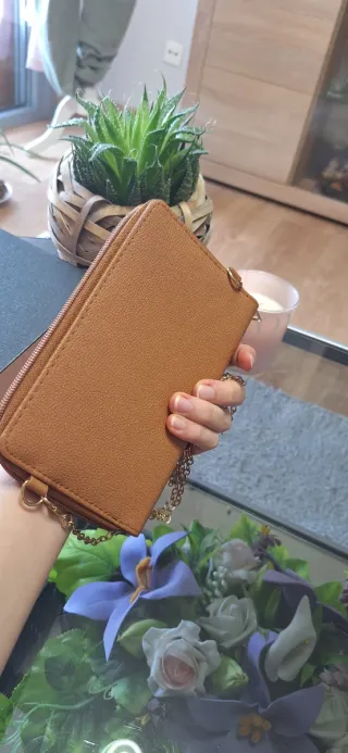 Bolso Cartera Marrón con Asa Dorada