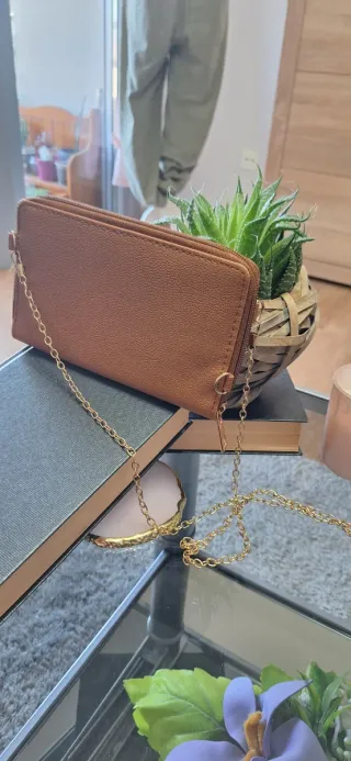 Bolso Cartera Marrón con Asa Dorada