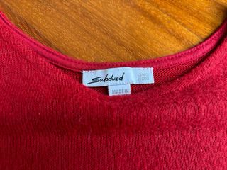 Maglione rosso spalle scoperte Subdued