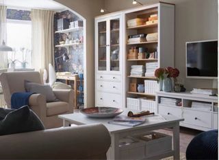 Vitrina HEMNES Ikea cristal y cajones