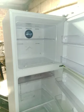 Nevera Beko blanca hay 3 neveras y cada una a tan