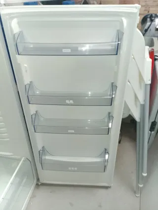 Nevera Beko blanca hay 3 neveras y cada una a tan