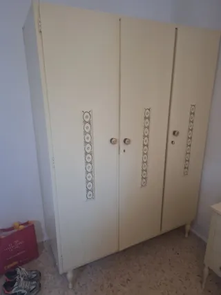 Dormitorio completo: cómoda, espejo y cama