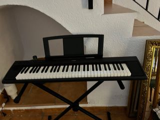 Teclado Yamaha con soporte