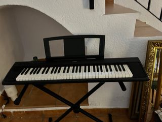 Teclado Yamaha con soporte