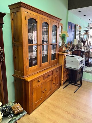 Mueble de madera pino con vitrina