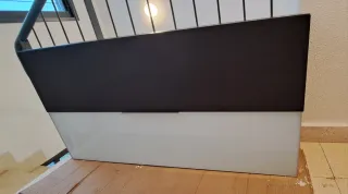 Mueble de salón blanco y madera