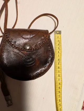 Borsetta in pelle con bracciali