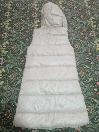 Chaleco largo acolchado beige con capucha