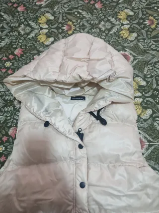 Chaleco largo acolchado beige con capucha