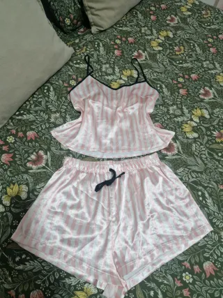 Pijama de satén a rayas para mujer