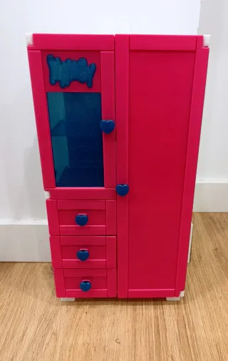 Armario Nancy con ropa y accesorios