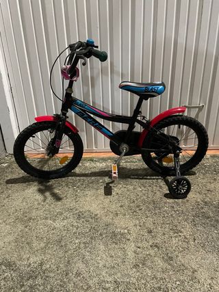 Bicicleta infantil con ruedines