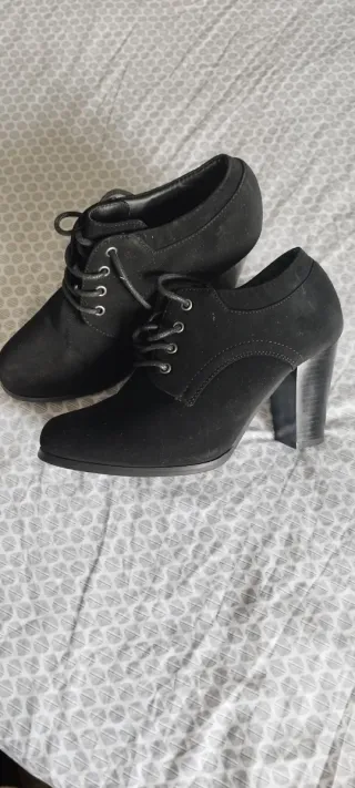 Botines de tacón negros con cordones