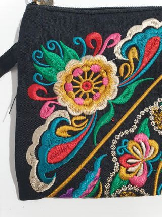 Neceser/bolso de mano negro bordado flores