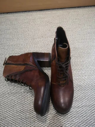 Botines de piel marrón con cordones