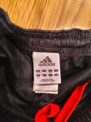 Chándal Adidas con capucha y detalles