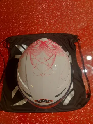 Casco de moto SMK blanco y rosa
