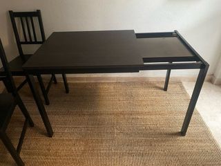 Mesa alta IKEA con 2 taburetes negros