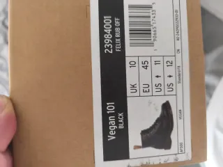 Dr. Martens Stivali Vegan Neri. Nuovi mai usati.