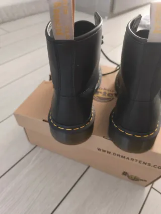 Dr. Martens Stivali Vegan Neri. Nuovi mai usati.