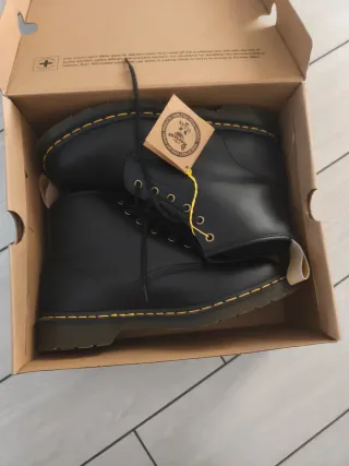 Dr. Martens Stivali Vegan Neri. Nuovi mai usati.