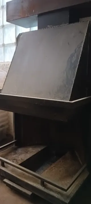 Chimenea de leña ,abierta ,de hierro negra